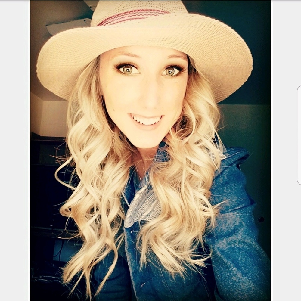 Meet your Posher, Carrie